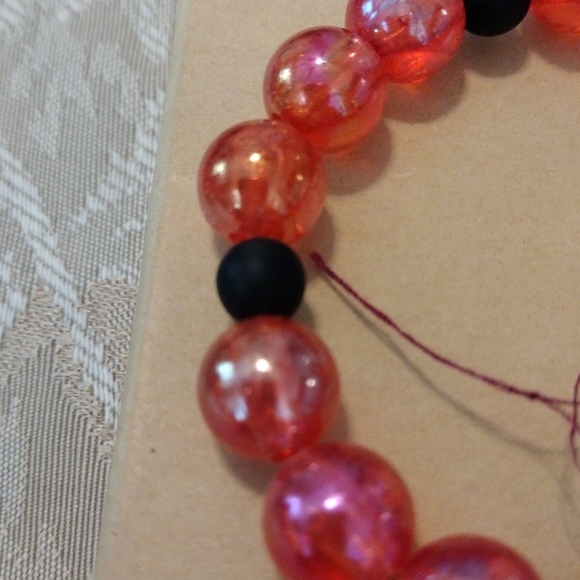 Artemis's Gems custom-made beaded bracelet with red and black beads - Picture 4 of 4